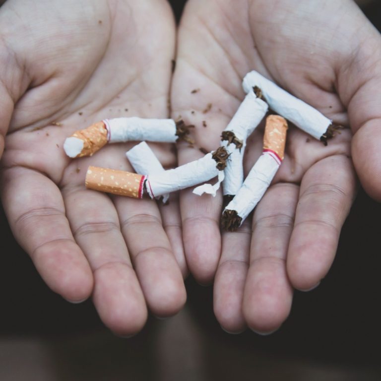 Hände halten zerbrochene Zigaretten .
